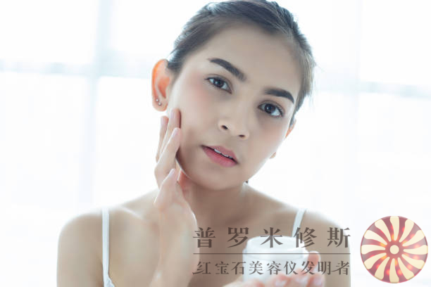 告別松弛肌膚困擾！這些美容儀幫你重塑年輕提拉！