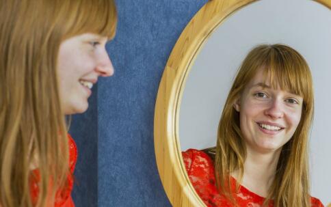 戰(zhàn)勝紅色痘?。赫莆諏I(yè)祛痘印方法，重拾自信美麗！