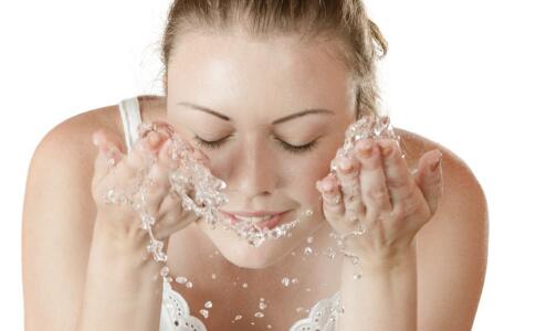 瞬間告別斑點(diǎn)！掌握祛斑秘籍，輕松實(shí)現(xiàn)如玉肌膚的蛻變！