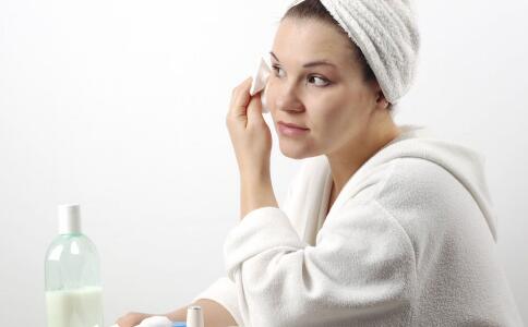 告別斑點(diǎn)，擺脫斑點(diǎn)女人的困擾：中醫(yī)祛斑偏方大全幫你實(shí)現(xiàn)！