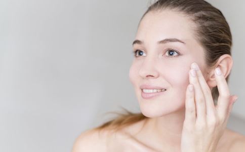 夏季比較好用的控油祛痘的方法