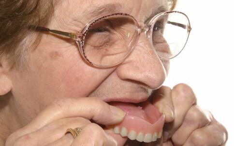 牙齒上黑色的東西是什么