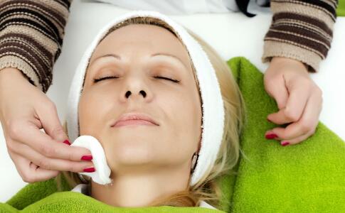 按摩胸部 女性延緩衰老的10種方法